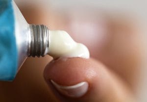 Nứt kẽ hậu môn bôi thuốc gì? Danh sách thuốc bôi ngoài da hiệu quả