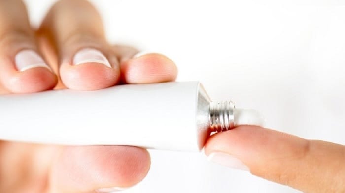 Sử dụng thuốc bôi nứt kẽ hậu môn theo đúng chỉ định của bác sĩ