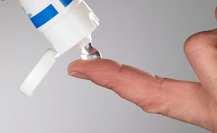 Thuốc bôi hỗ trợ giảm đau, chữa nứt kẽ hậu môn