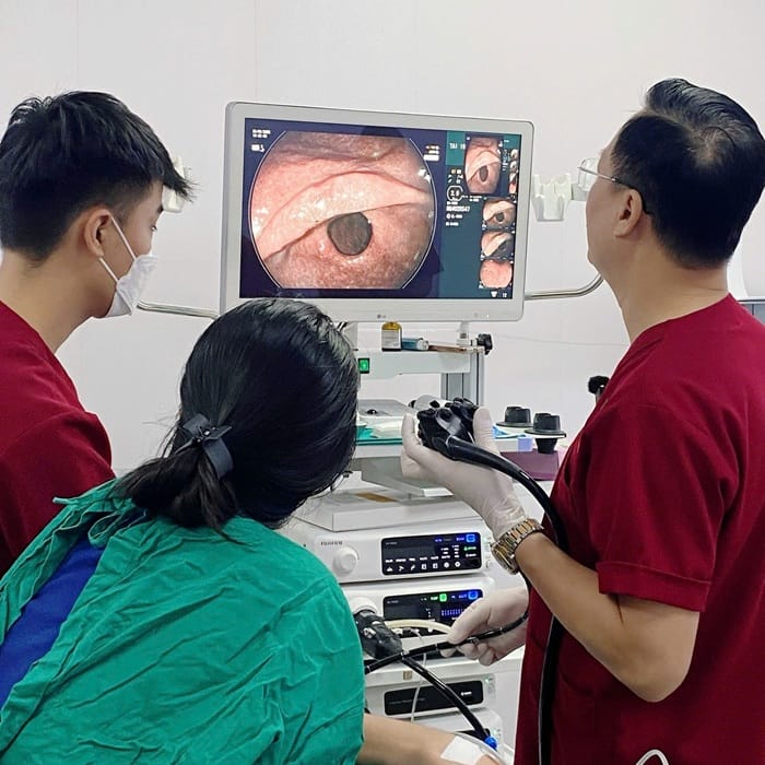Bác sĩ Giang trực tiếp nội soi dạ dày, đảm bảo an toàn cho người bệnh