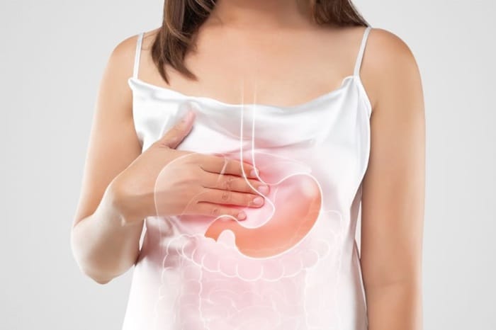 Bị đau rát họng, khó chịu do trào ngược dạ dày