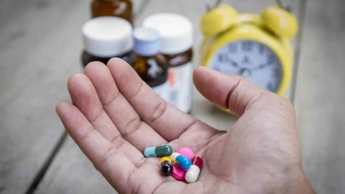 Dùng thuốc theo đúng chỉ định của bác sĩ để điều trị trào ngược dạ dày