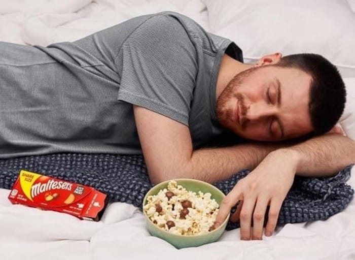 Trào ngược dạ dày do ăn xong nằm luôn