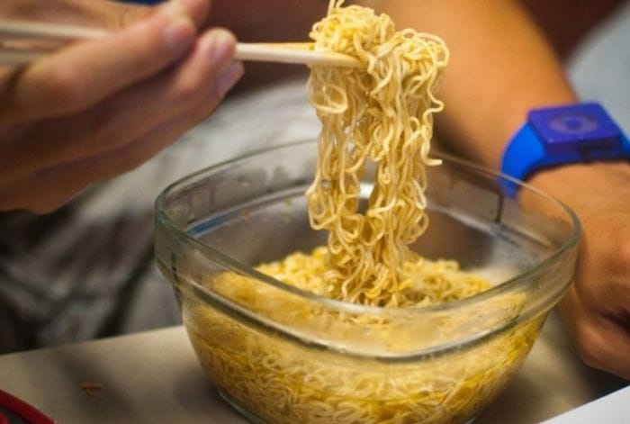 Người mắc viêm đại tràng không nên ăn mì