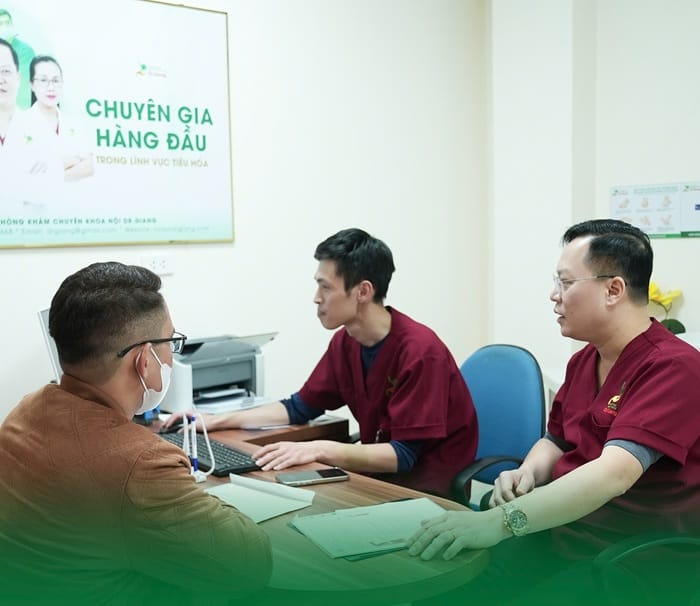 Bác sĩ trực tiếp thăm khám và tư vấn điều trị viêm đại tràng