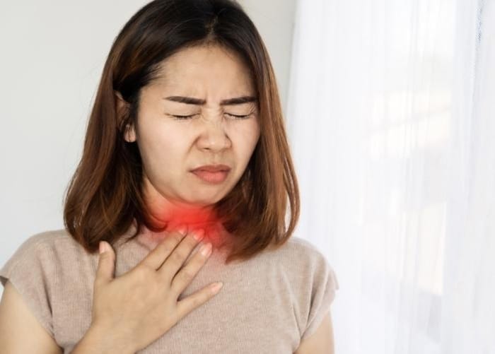 Đau rát cổ họng kéo dài là triệu chứng trào ngược dạ dày gây ho