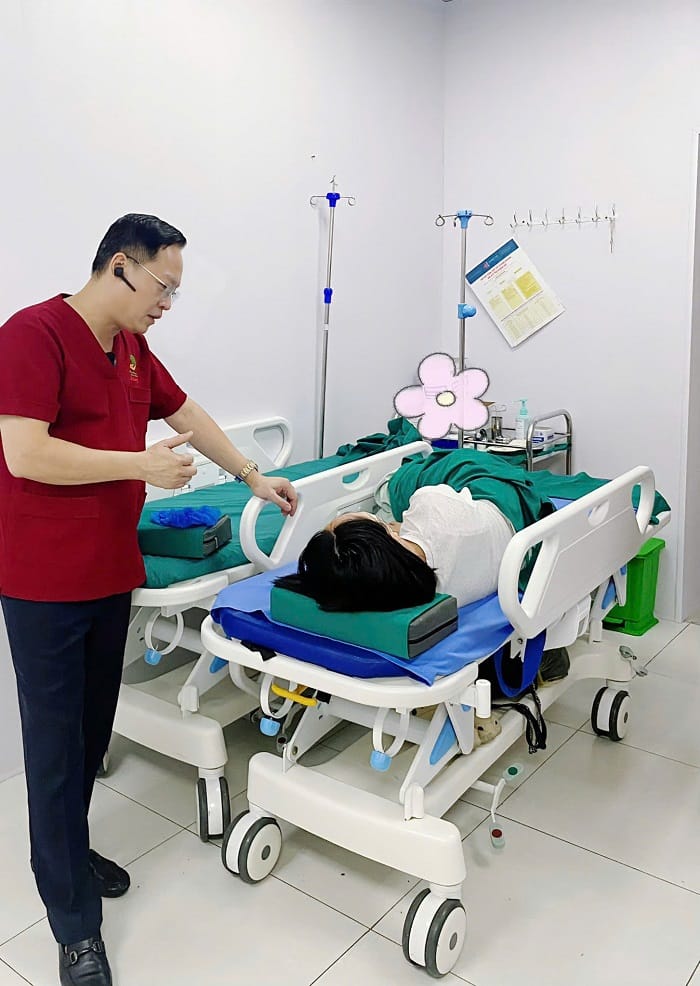 Sau nội soi người bệnh được bác sĩ chăm sóc tận tình