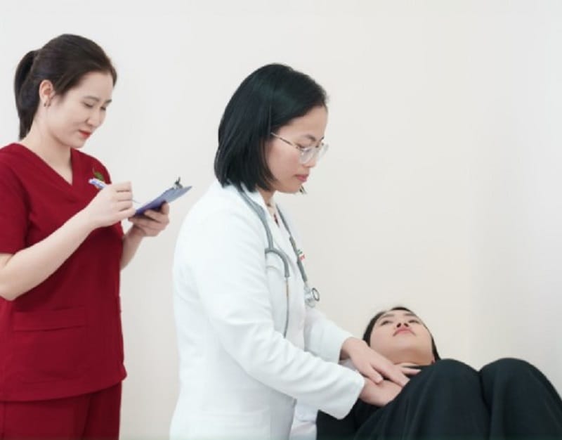 Đội ngữ bác sĩ chuyên khoa tại phòng khám nội soi tiêu hóa Việt trực tiếp thăm khám và điều trị cho khách hàng