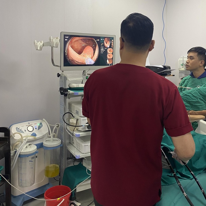 Bác sĩ trực tiếp thực hiện nội soi kết hợp cắt polyp