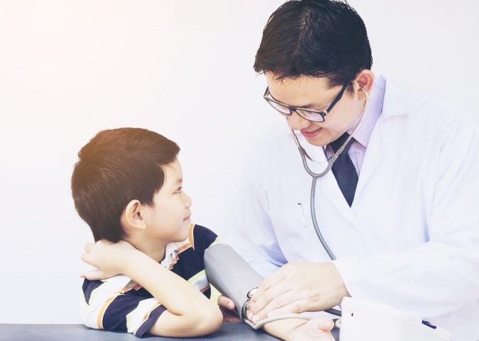 Bác sĩ tư vấn, hỗ trợ tân tậm cho trẻ em khi nội soi dạ dày