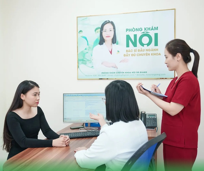 Bác sĩ tư vấn và đưa ra thuốc điều trị viêm đại tràng co thắt phù hợp