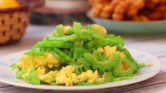 Kết hợp mướp đắng vào trứng để giảm vị đắng và tốt cho cơ thể 