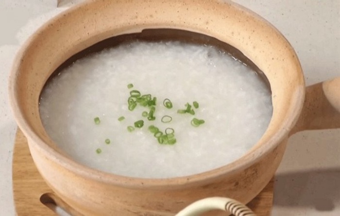 Cho bé ăn cháo loãng sau khi nội soi dạ dày