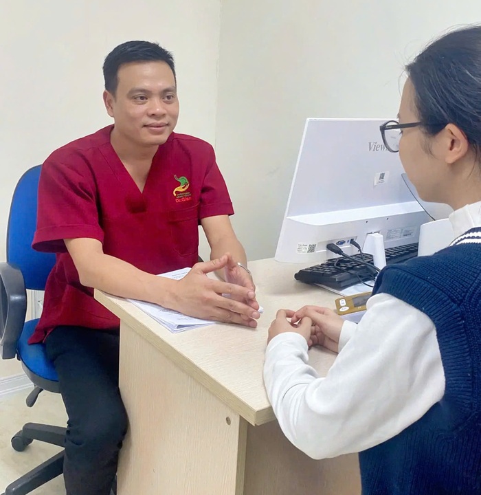 Phụ huynh thông báo với bác sĩ về tình trạng bệnh lý, sức khỏe của bé