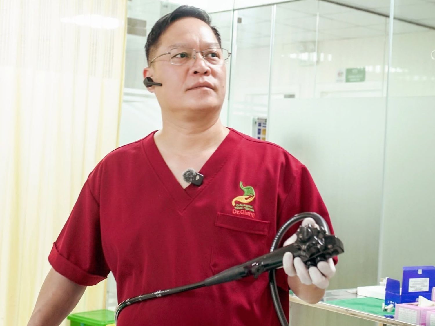 Bác sĩ Giang trực tiếp nội soi cho cô Liên