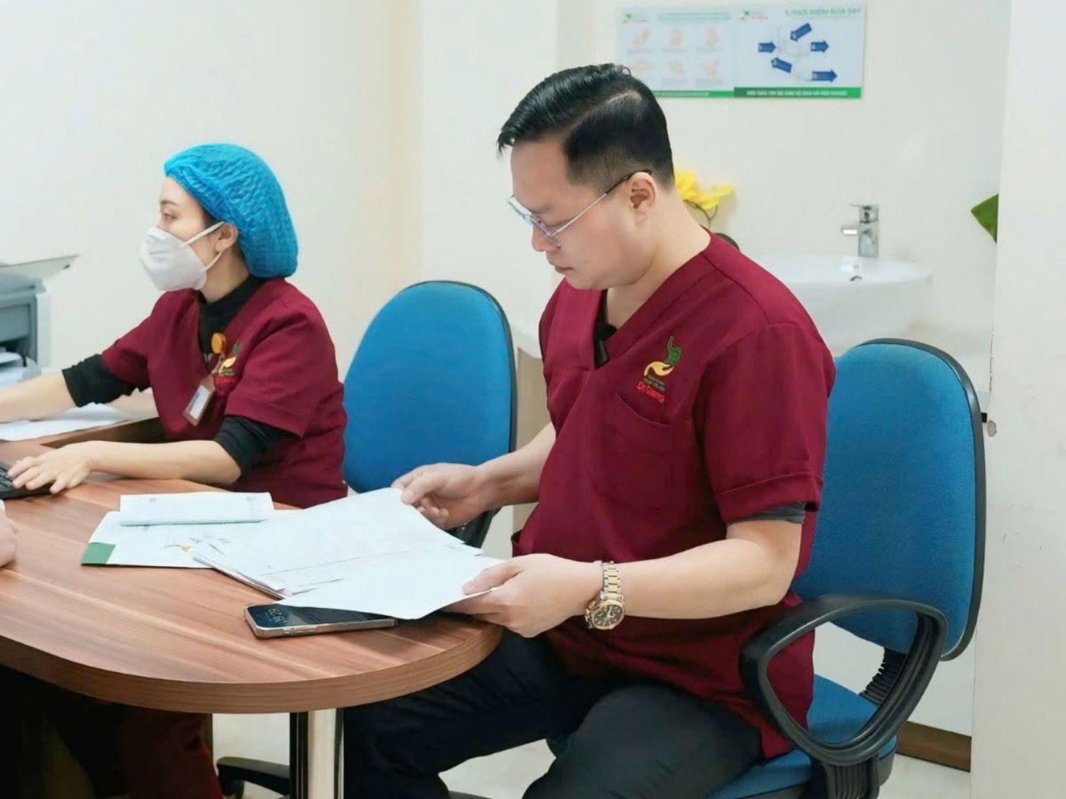 Bác sĩ Giang xem kết quả thăm khám và nội soi của khách hàng