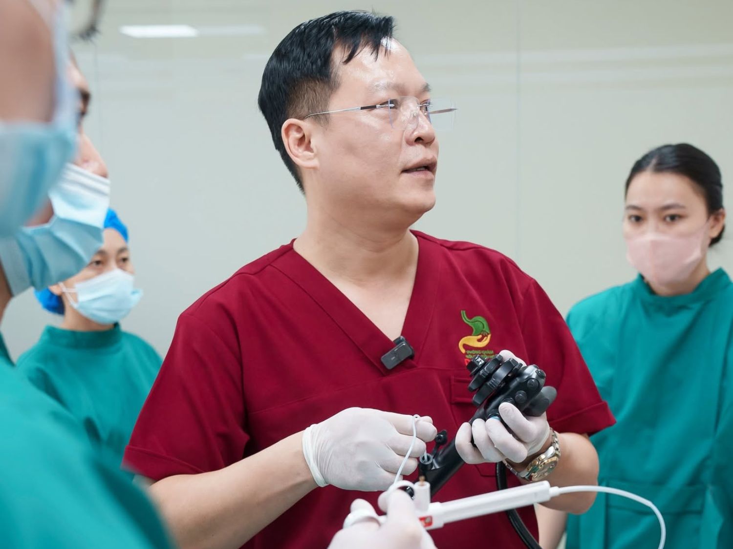 Bác sĩ Giang nội soi hệ tiêu hóa cho khách hàng