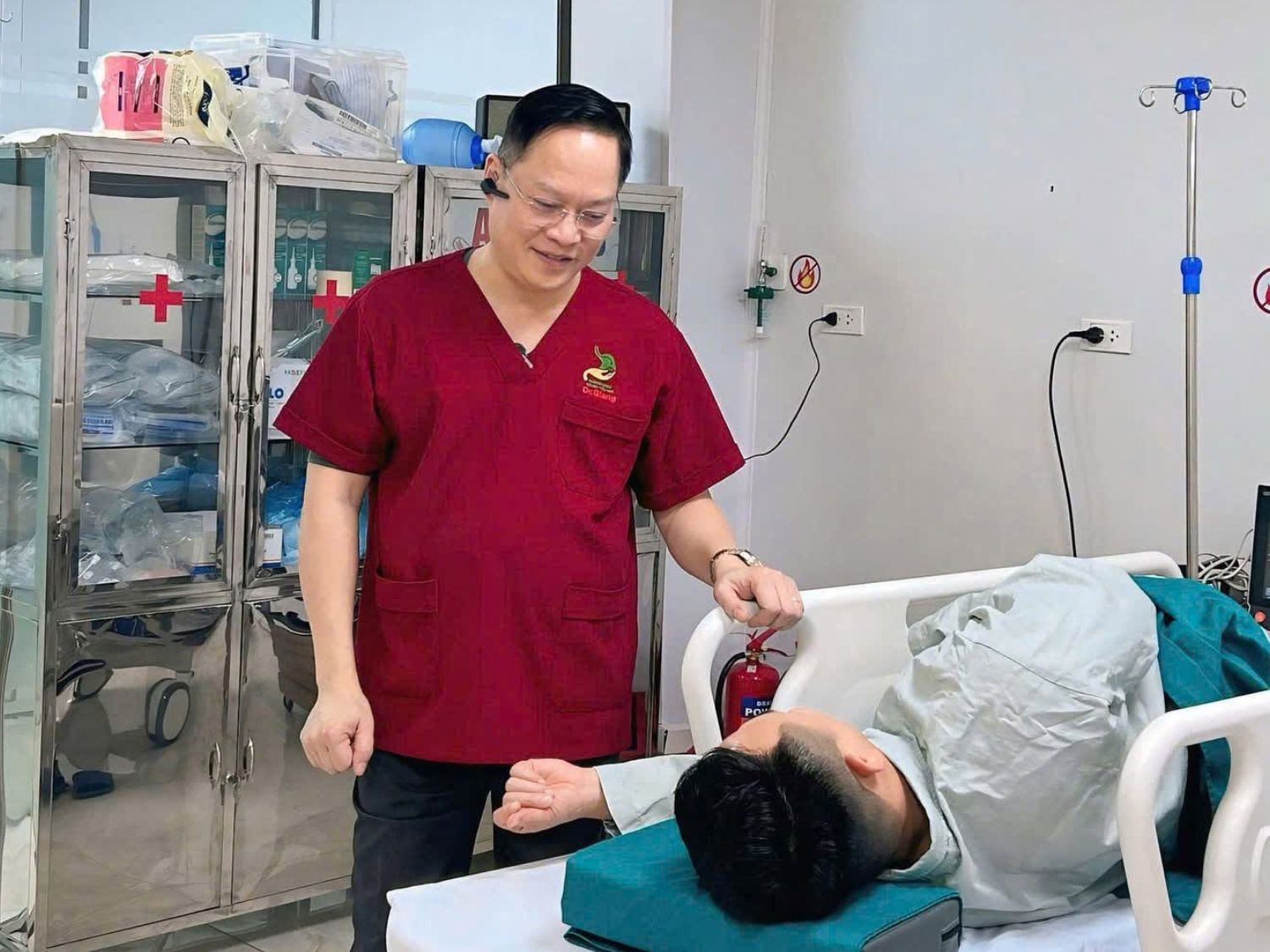 Khách hàng được theo dõi sức khoe sau khi nội soi