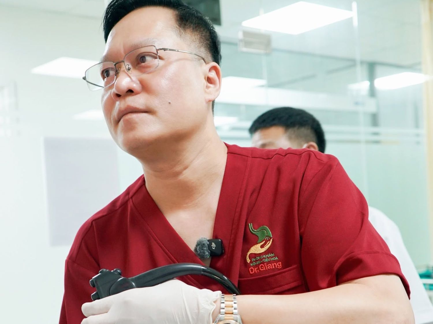 Bác sĩ Giang nội soi cho khách hàng
