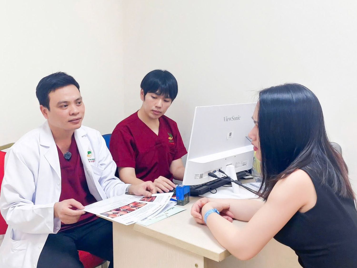 Bác sĩ đọc kết quả và tư vấn phương pháp điều trị