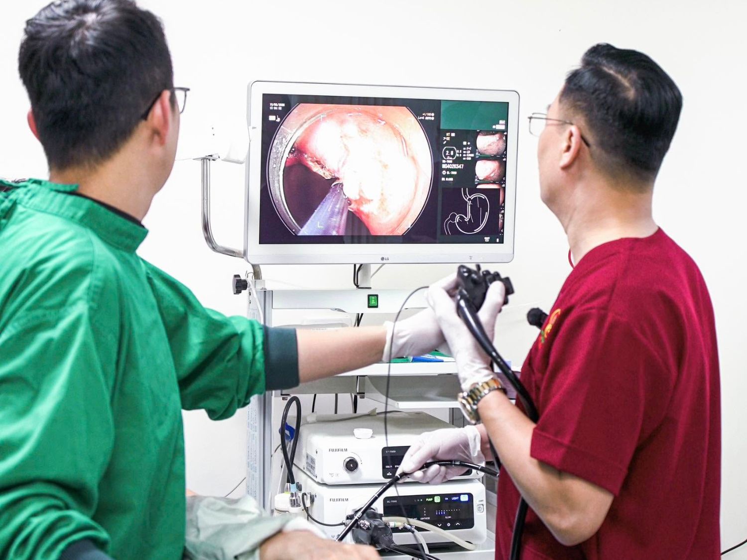 Bác sĩ Giang trực tiếp nội soi cho anh Sự để tìm ra nguyên nhân gây đau dạ dày