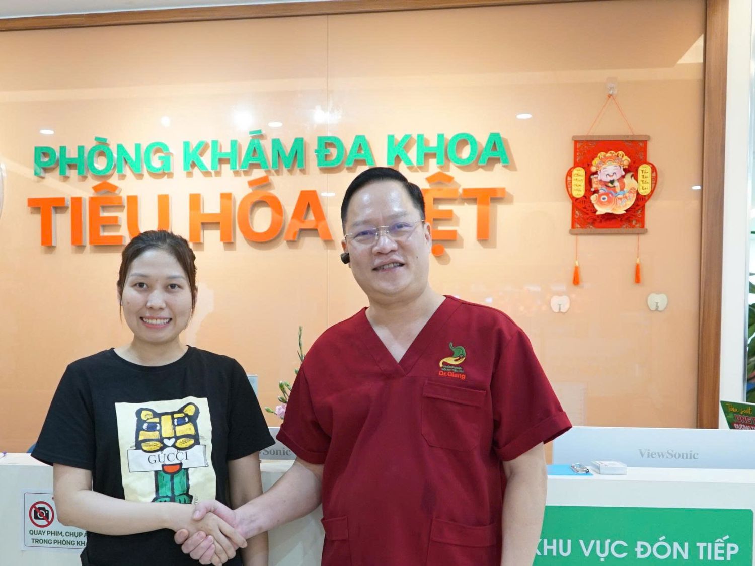 Chị Hằng được trực tiếp bác sĩ Đỗ Anh Giang thăm khám và nội soi