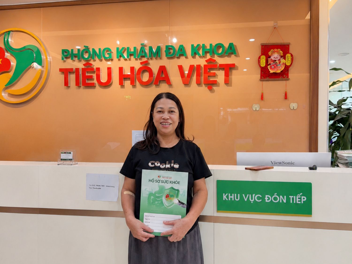 Cô Kim nhận kết quá sau khi nội soi và cắt polyp