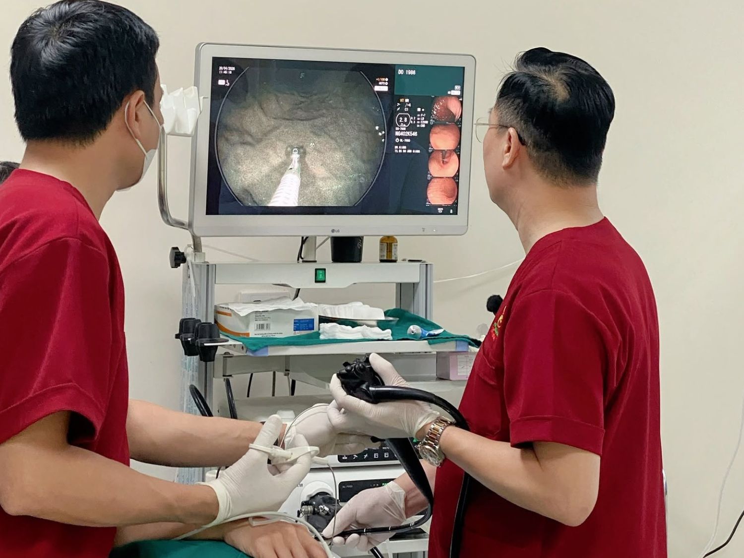 Bác sĩ Giang nội soi và đánh giá khách hàng có Polyp đại tràng
