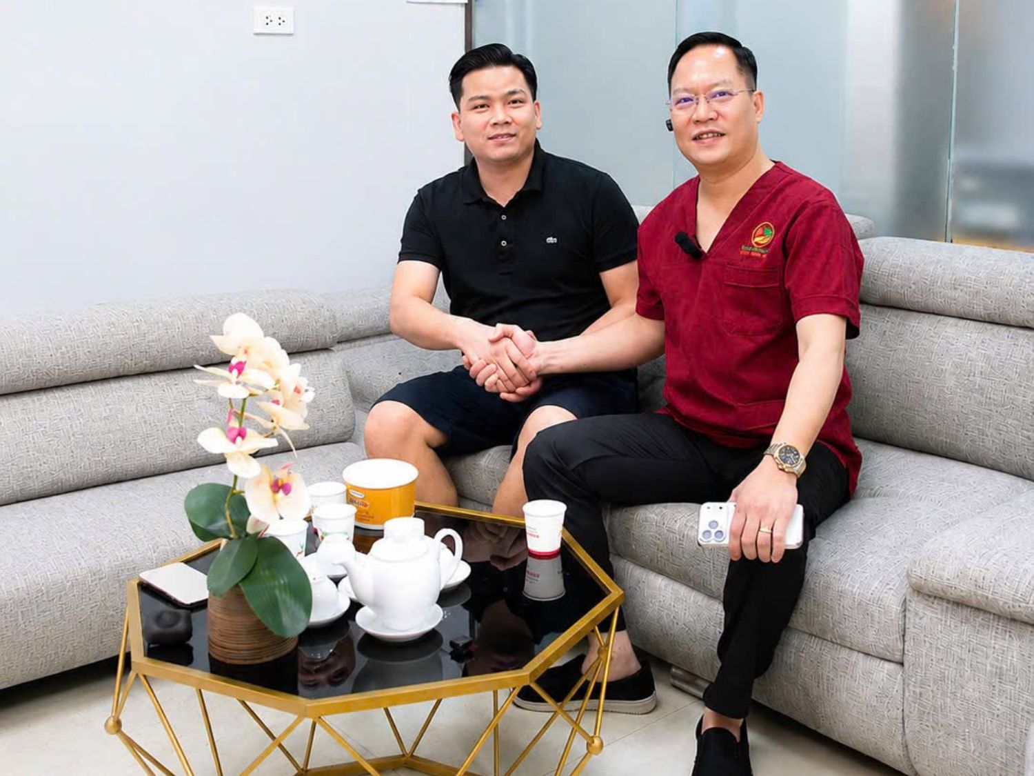 Anh Cường và bác sĩ Giang sau khi nội soi combo dạ dày, đại tràng