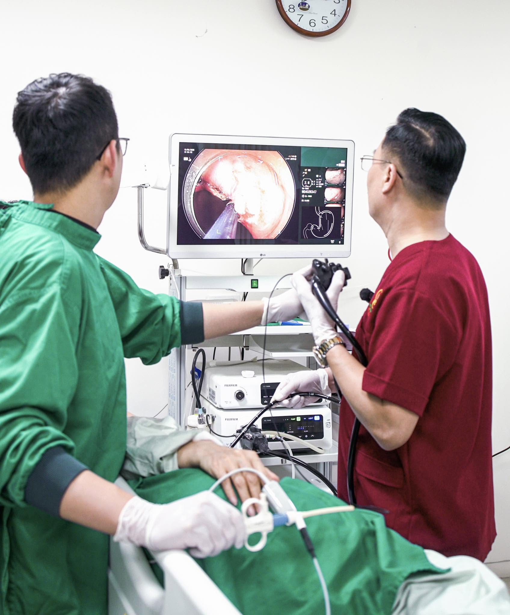 Thăm khám và nội soi để tìm ra nguyên nhân táo bón