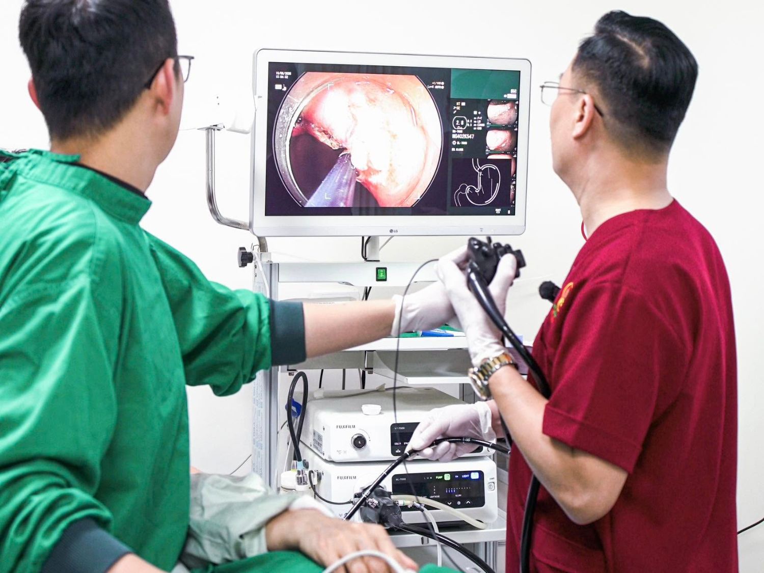 Bác sĩ Giang sử dụng công nghệ nội soi hiện đại để kiểm tra dạ dày cho khách hàng