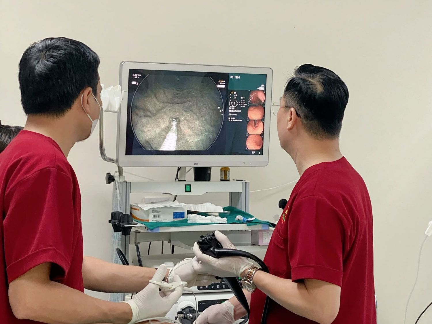 Thăm khám và nội soi dạ dày để tìm ra nguyên nhân chính xác