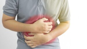 Đau dạ dày nên uống gì để giảm nóng rát thượng vị? Bác sĩ tiêu hóa tư vấn