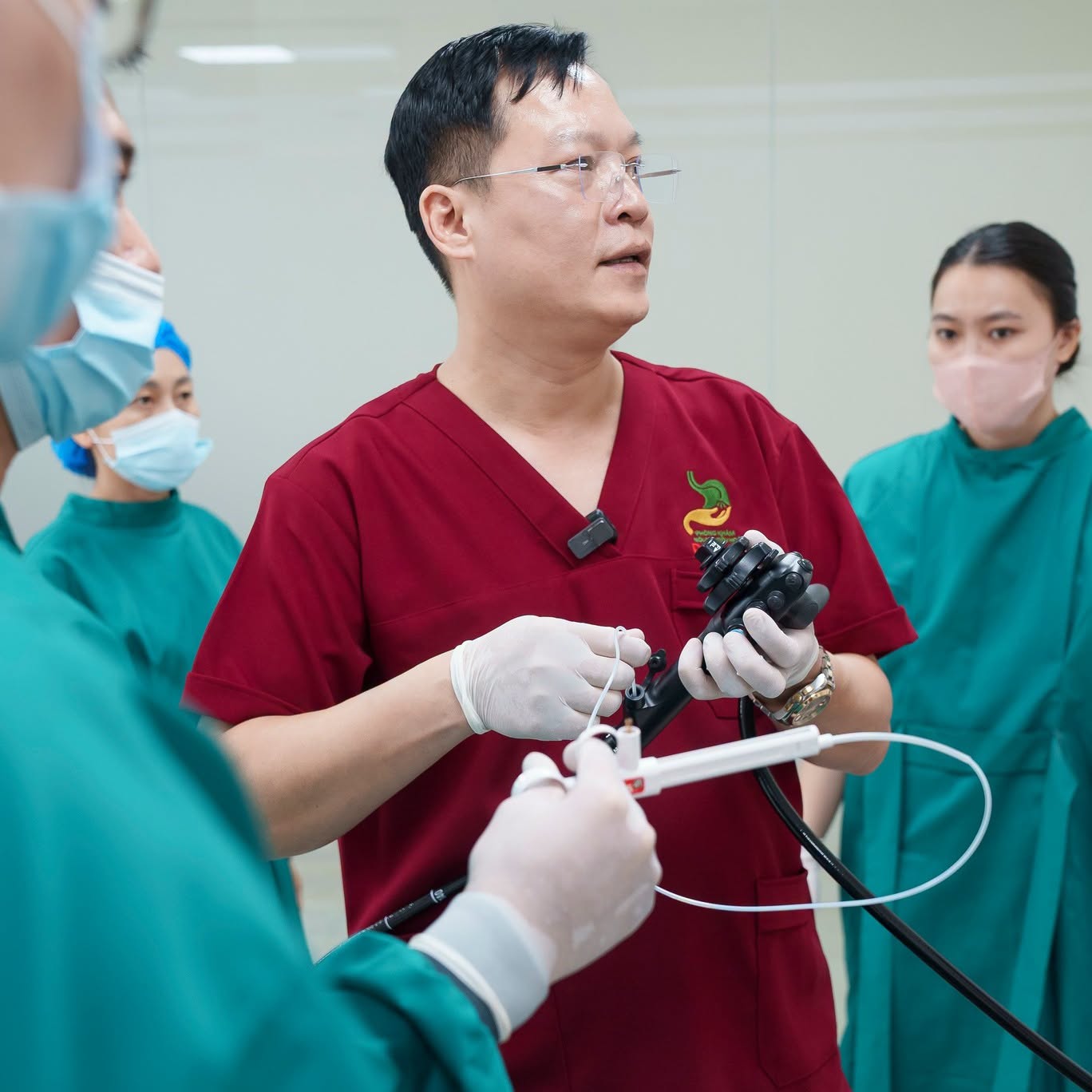 TS.BS Đỗ Anh Giang trực tiếp nội soi cho khách hàng