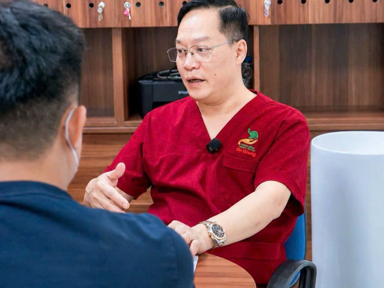 Người bệnh nên đi khám bác sĩ khi có triệu chứng đau dạ dày kéo dài, ra máu