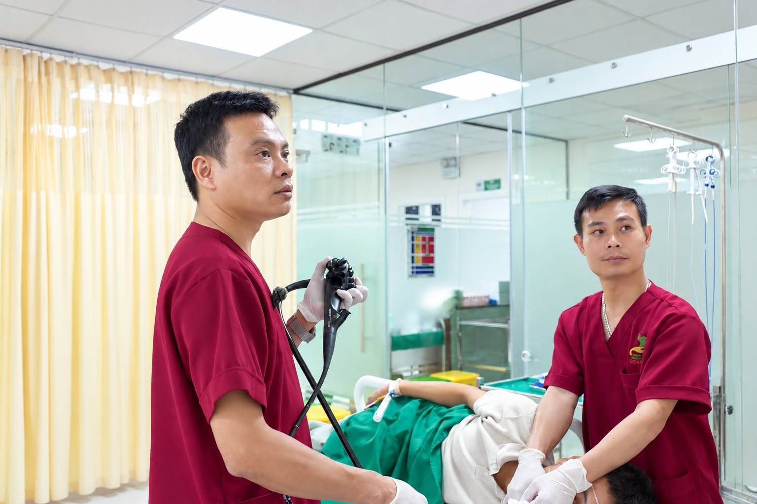 Bác sĩ tiến hành nội soi trào ngược dạ dày để phát hiện và điều trị sớm