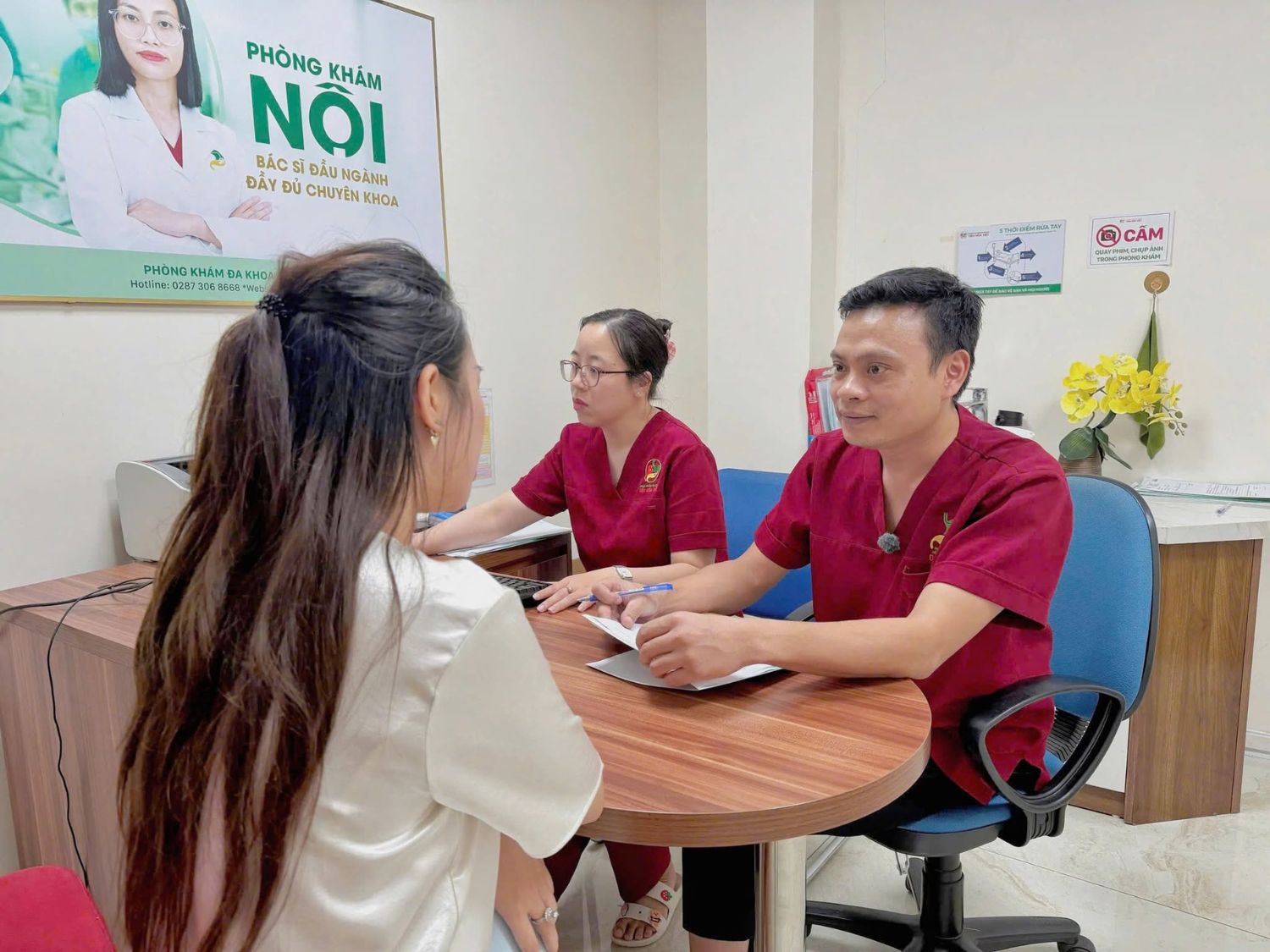 Thăm khám trực tiếp giúp bác sĩ đánh giá triệu chứng, xác định nguyên nhân và lựa chọn phương pháp điều trị bệnh lý hậu môn – trực tràng phù hợp.
