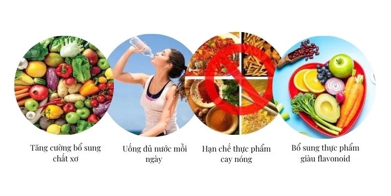Người bị trĩ nên tăng cường rau củ, trái cây, uống đủ nước và hạn chế thức ăn cay nóng để giúp phân mềm, giảm táo bón và hạn chế áp lực khi đại tiện.