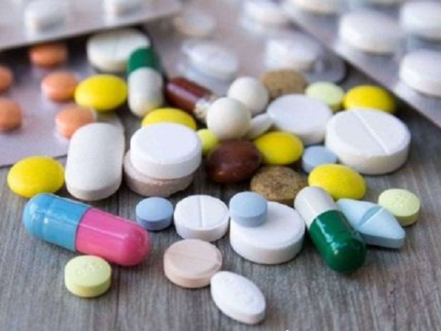 Điều trị trĩ hỗn hợp cần dựa trên mức độ bệnh và tình trạng cụ thể, có thể bao gồm thay đổi lối sống, sử dụng thuốc hoặc các phương pháp can thiệp theo chỉ định của bác sĩ.