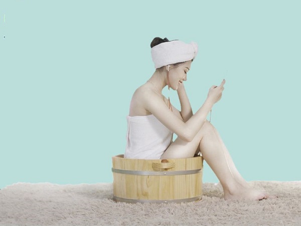 Ngâm hậu môn trong nước ấm để giảm thiểu đau rát