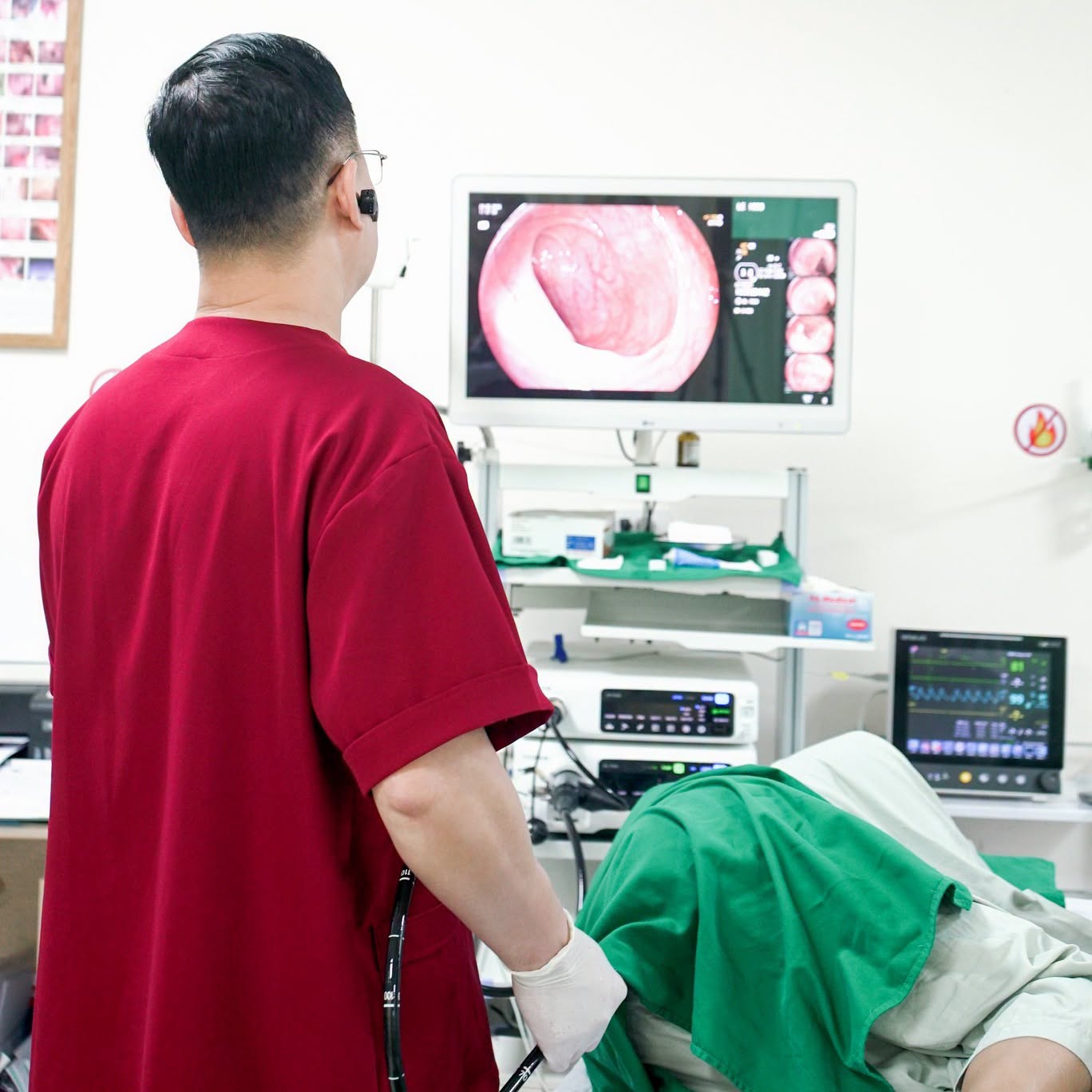Nội soi hậu môn sẽ xác định được tổn thương sâu bên trong