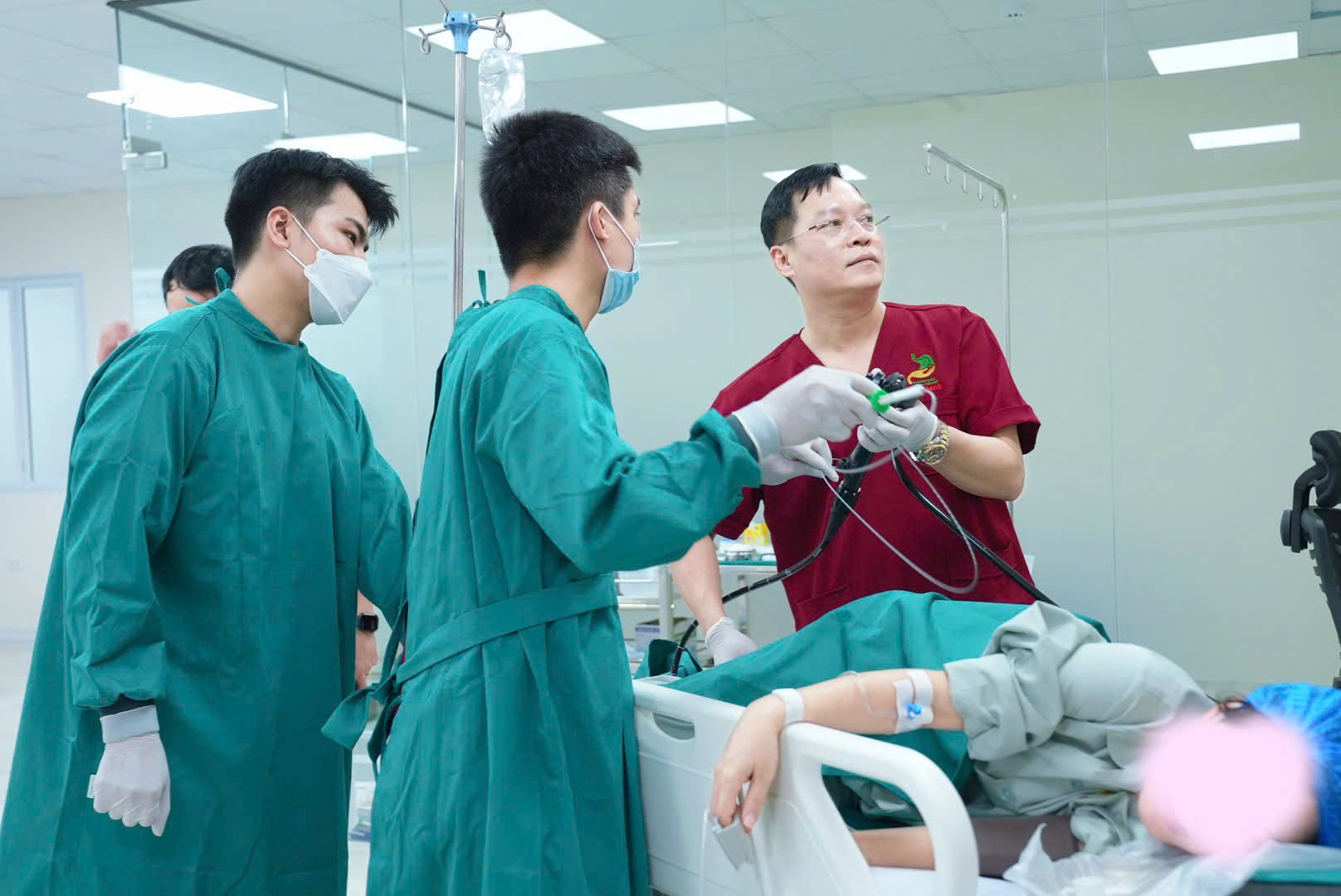 Nội soi sẽ giúp bác sĩ đánh giá được mức độ trĩ của khách hàng và tư vấn phương pháp điều trị phù hợp