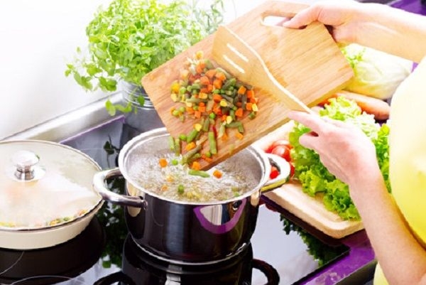 Chế biến đồ ăn sạch sẽ, nấu chín để phòng tránh vi khuẩn HP