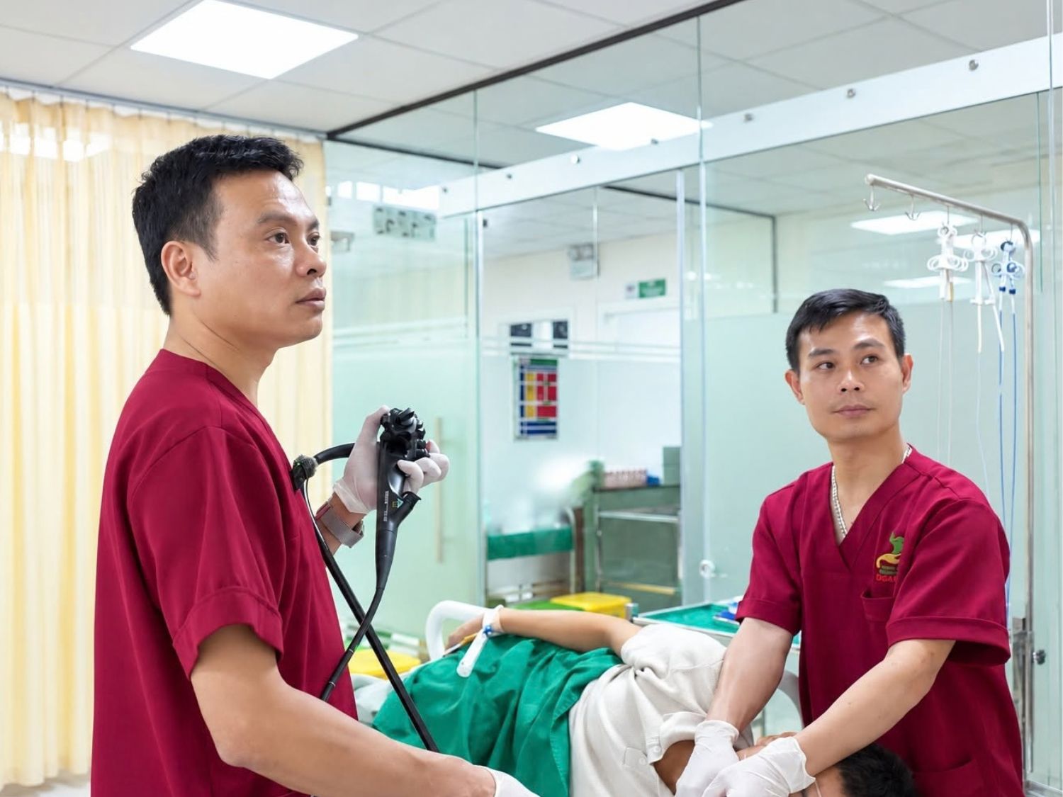 Bác sĩ thực hiện nội soi dạ dày bằng ống nội soi chuyên dụng, đồng thời có nhân viên y tế hỗ trợ trong quá trình thực hiện.