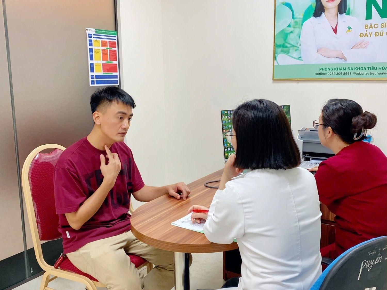 Bác sĩ tư vấn thăm khám, ghi nhận triệu chứng