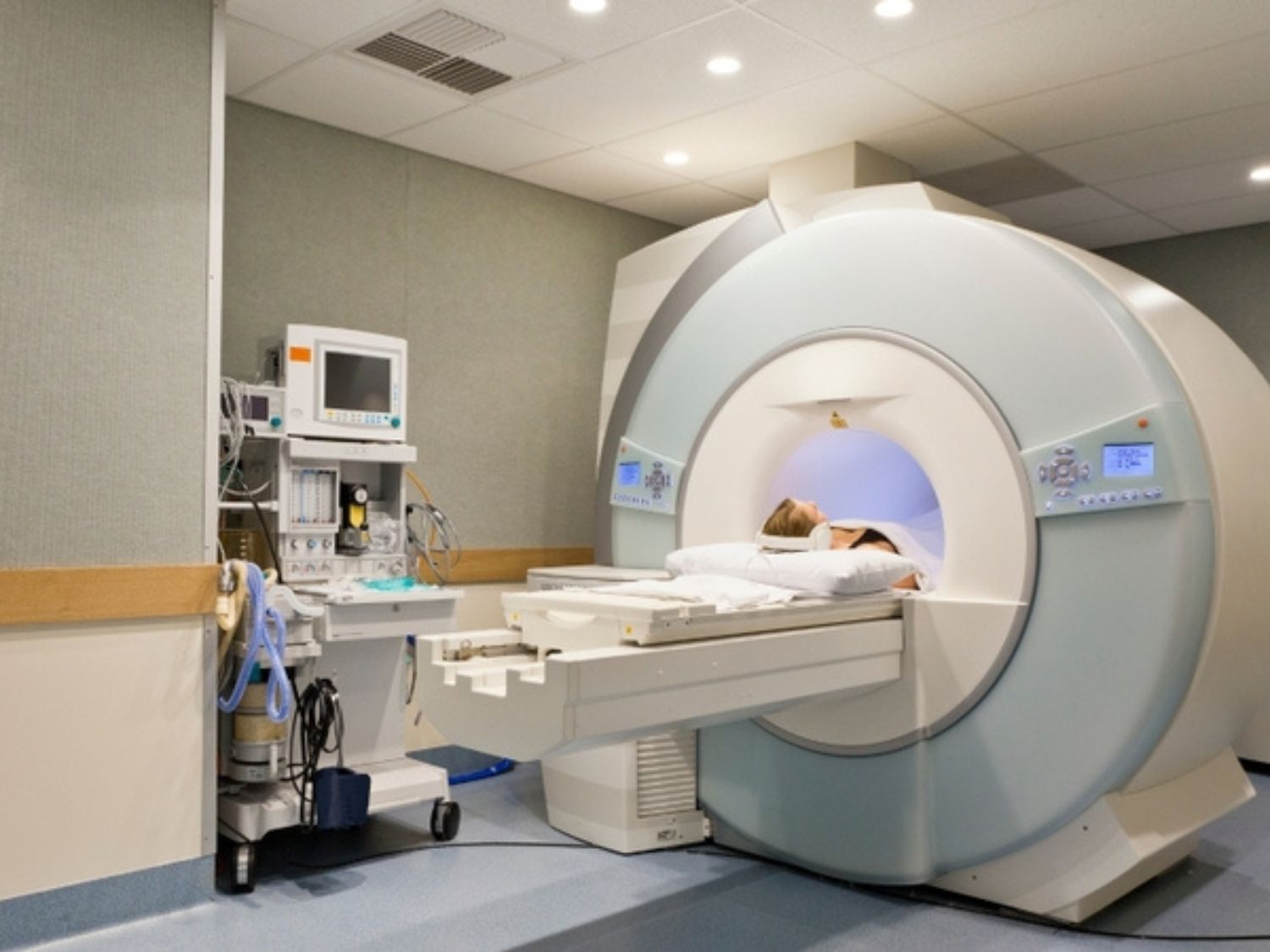 Chụp CT hoặc MRI là phương pháp chẩn đoán hình ảnh chuyên sâu, hỗ trợ bác sĩ đánh giá mức độ xâm lấn và giai đoạn tổn thương dạ dày.