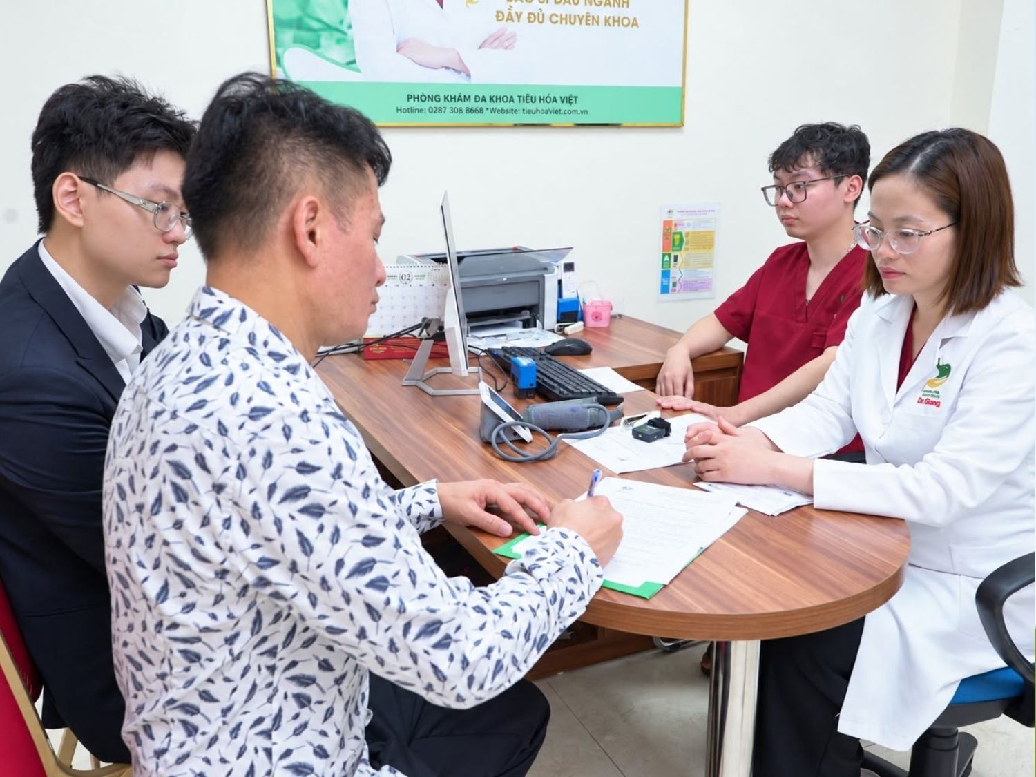 Bác sĩ trao đổi về triệu chứng, thói quen sinh hoạt