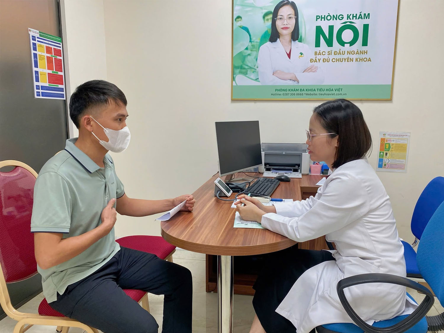 Bác sĩ hỏi về triệu chứng đang gặp của khách
