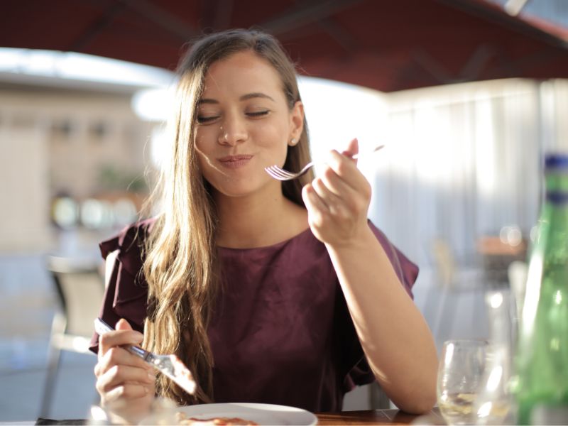 Nên ăn chậm, nhai kỹ và chia nhỏ các bữa ăn