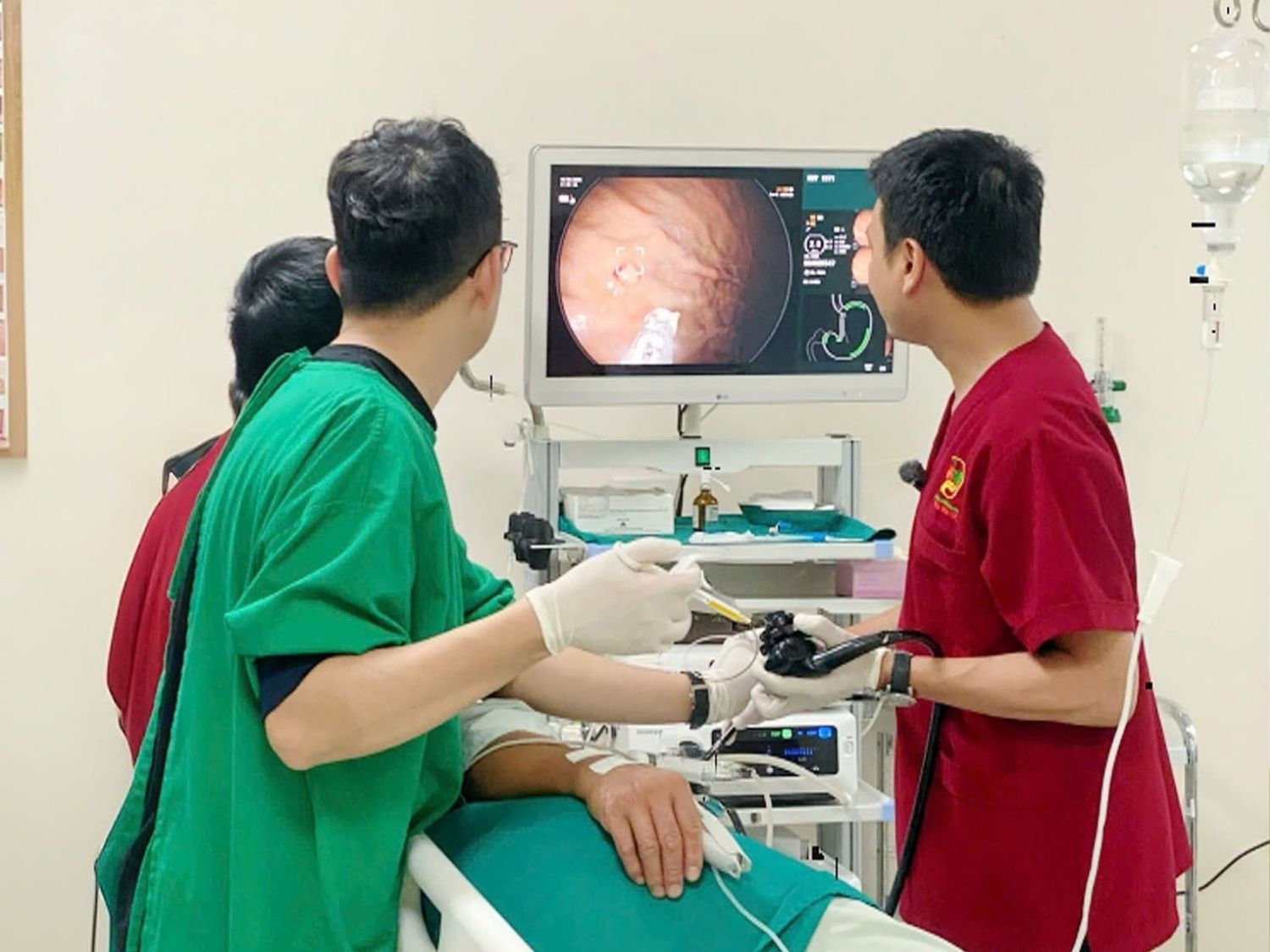 Nội soi dạ dày để bác sĩ quan sát niêm mạc bên trong